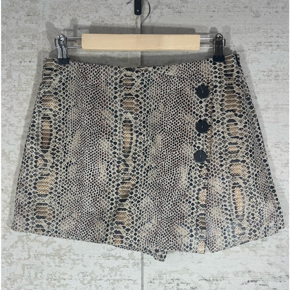 Zara Pants - ZARA trf Animal Snakeskin Print Skort w/ 3 Buttons and Side Zipper Size Large